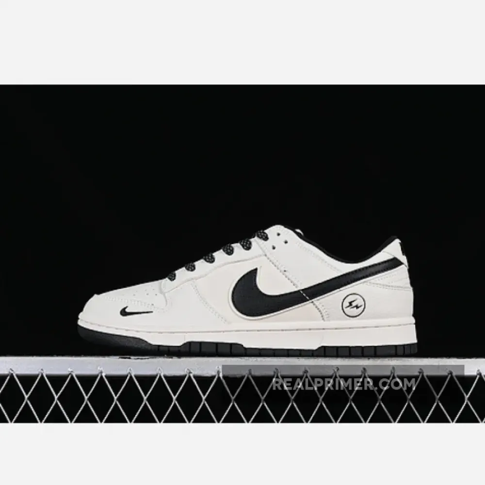 DUNK LOW SB WHITE/BLACK XD1688-015