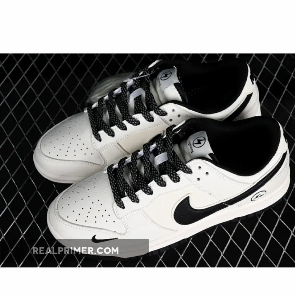 DUNK LOW SB WHITE/BLACK XD1688-015