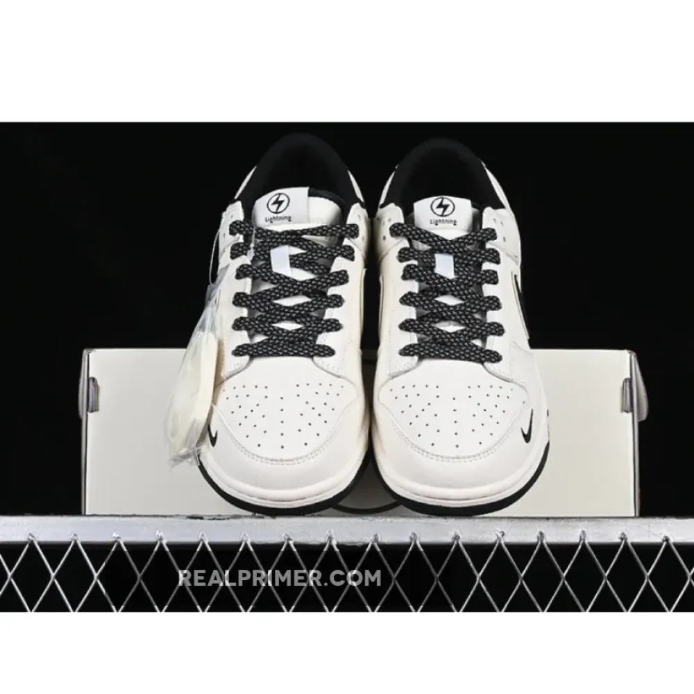 DUNK LOW SB WHITE/BLACK XD1688-015