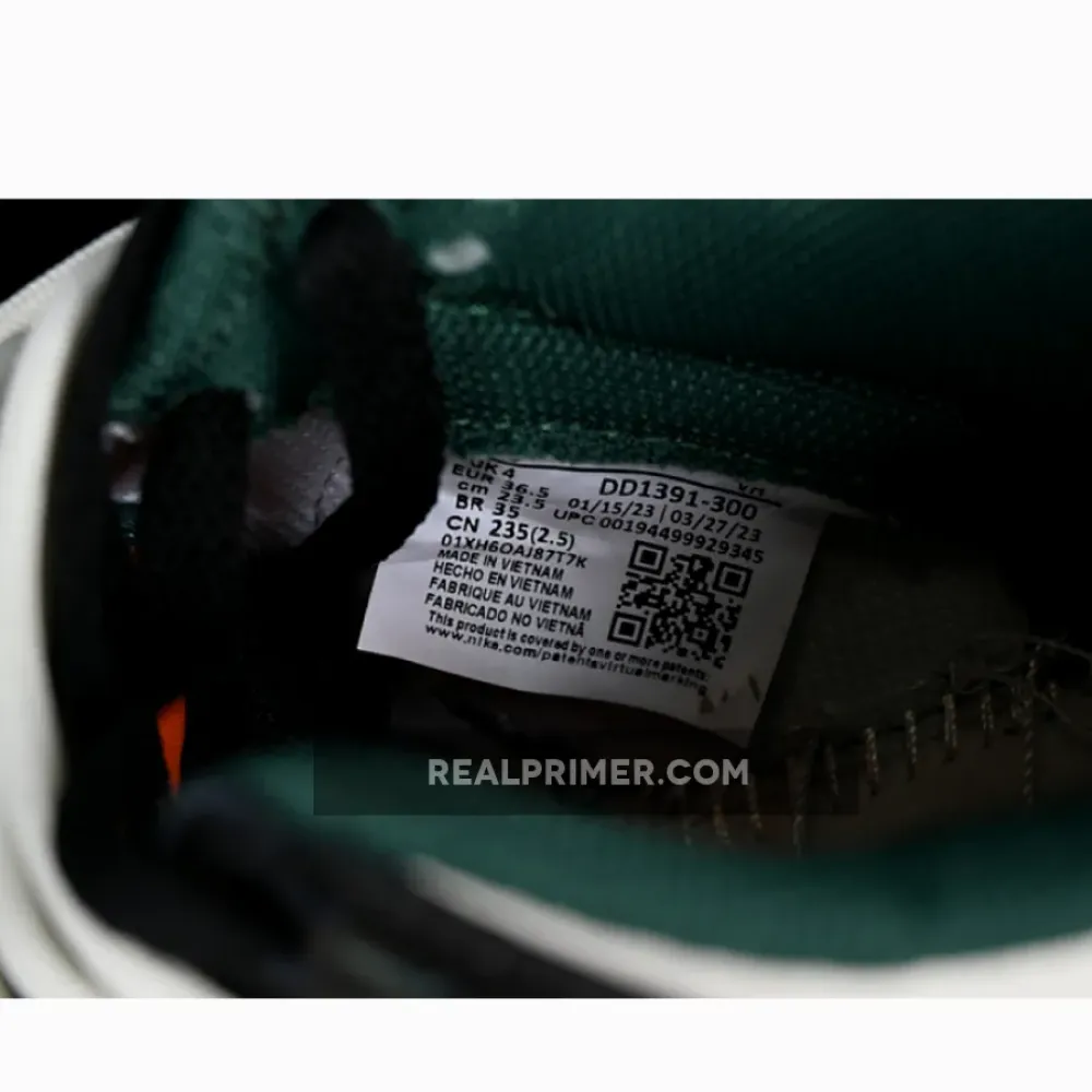 DUNK LOW SB WHITE/BLACK/GREEN/RED DD1391-300