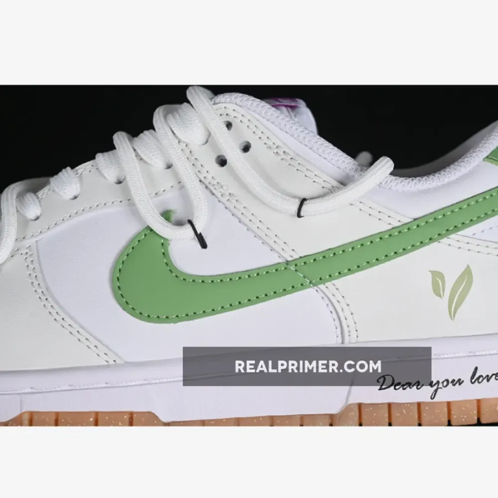DUNK LOW SB WHITE/WHITE/STADIUM GREEN/FUCHSIA DREAM FD9922-151
