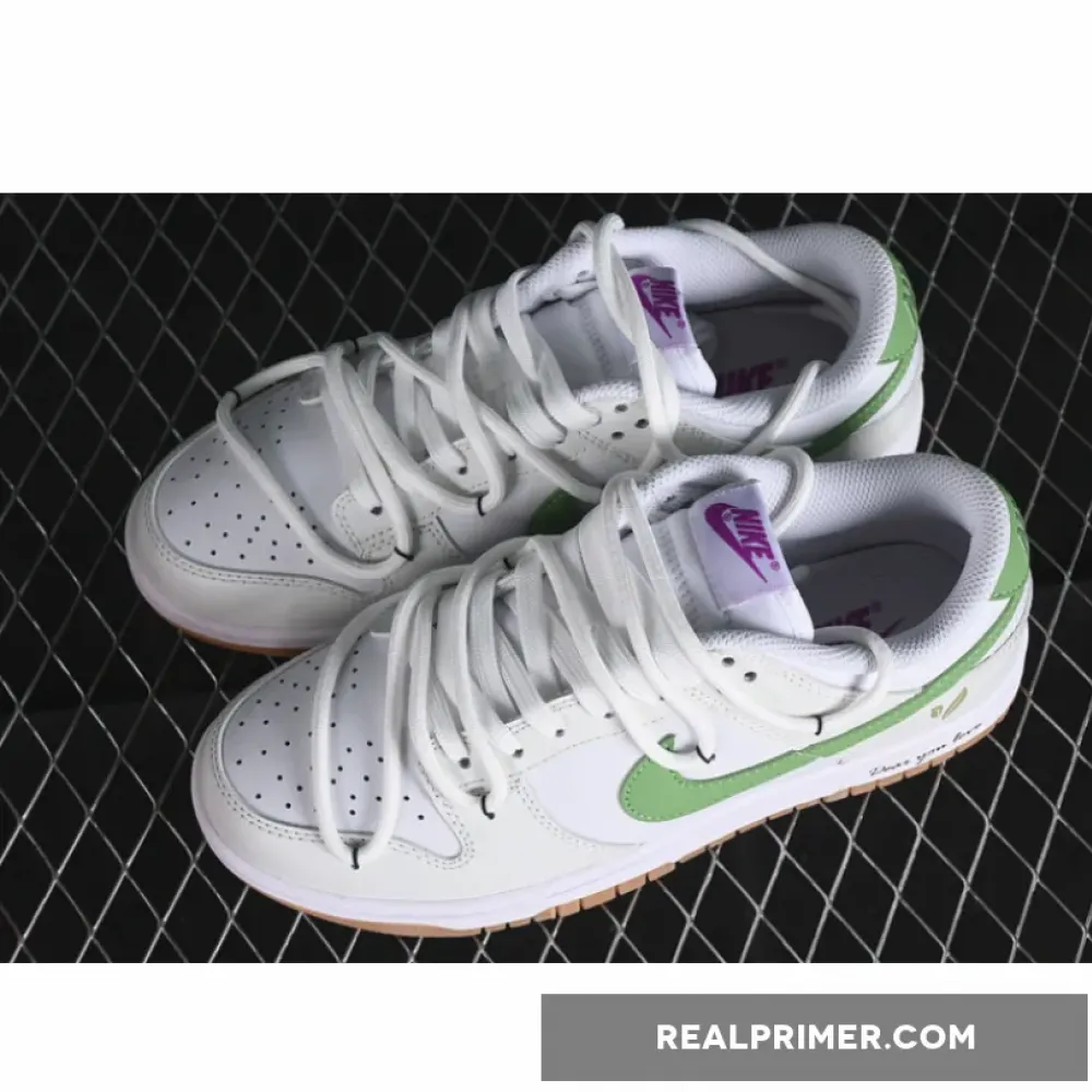 DUNK LOW SB WHITE/WHITE/STADIUM GREEN/FUCHSIA DREAM FD9922-151