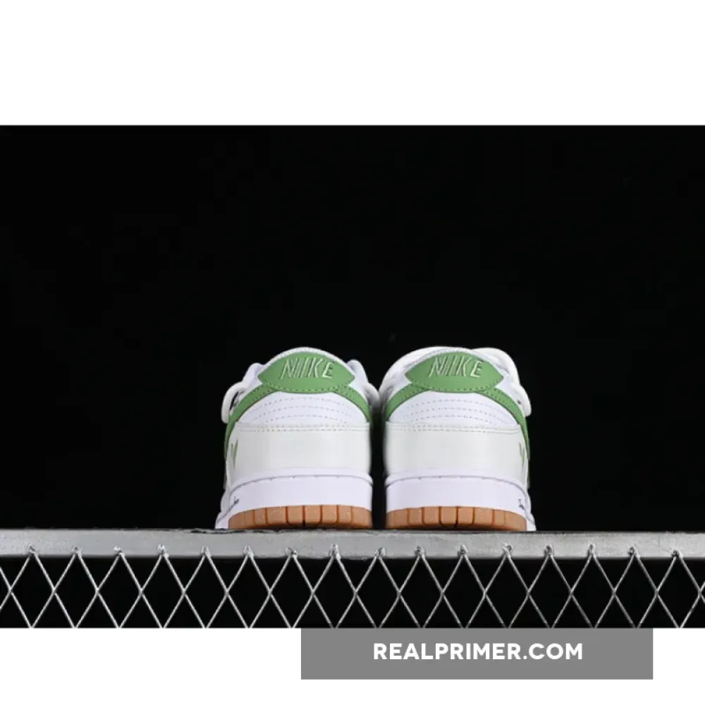 DUNK LOW SB WHITE/WHITE/STADIUM GREEN/FUCHSIA DREAM FD9922-151