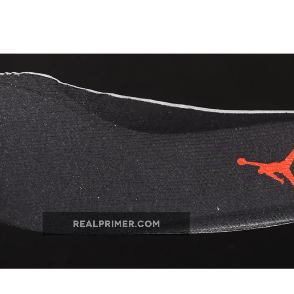 AIR JORDAN 5 RETRO WHITE CEMENT WHITE/UNIVERSITY RED-BLACK-METALLIC SILVER 136027-104