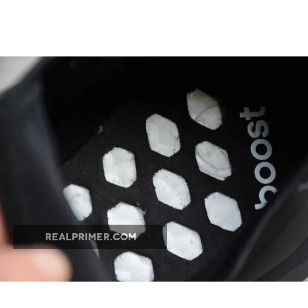 NMD_R1 V2 SHOES CORE BLACK/CLOUD WHITE FV9022