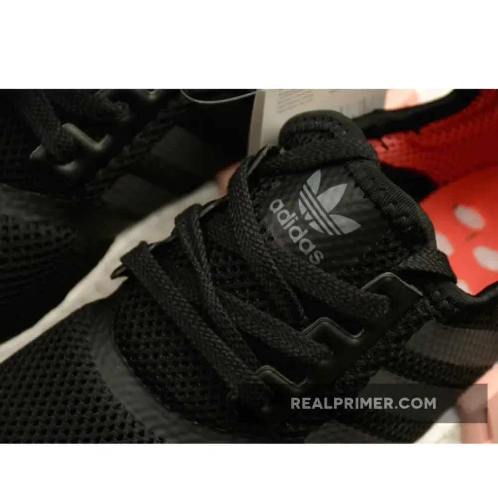 NMD R1 BOOST SYNTHETICS WMNS CORE BLACK/PEACH PINK S75234
