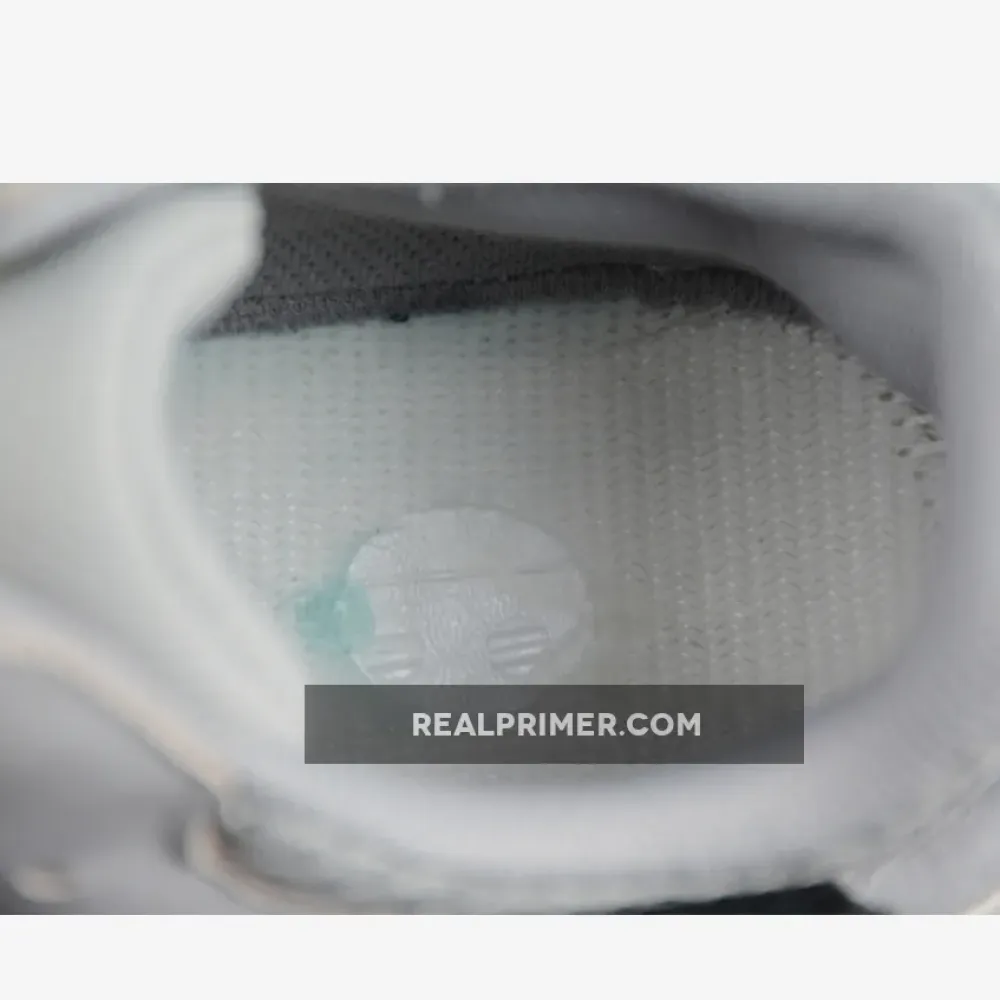 YEEZY WAVE RUNNER BOOST OG 700 SOLID GREY B75571